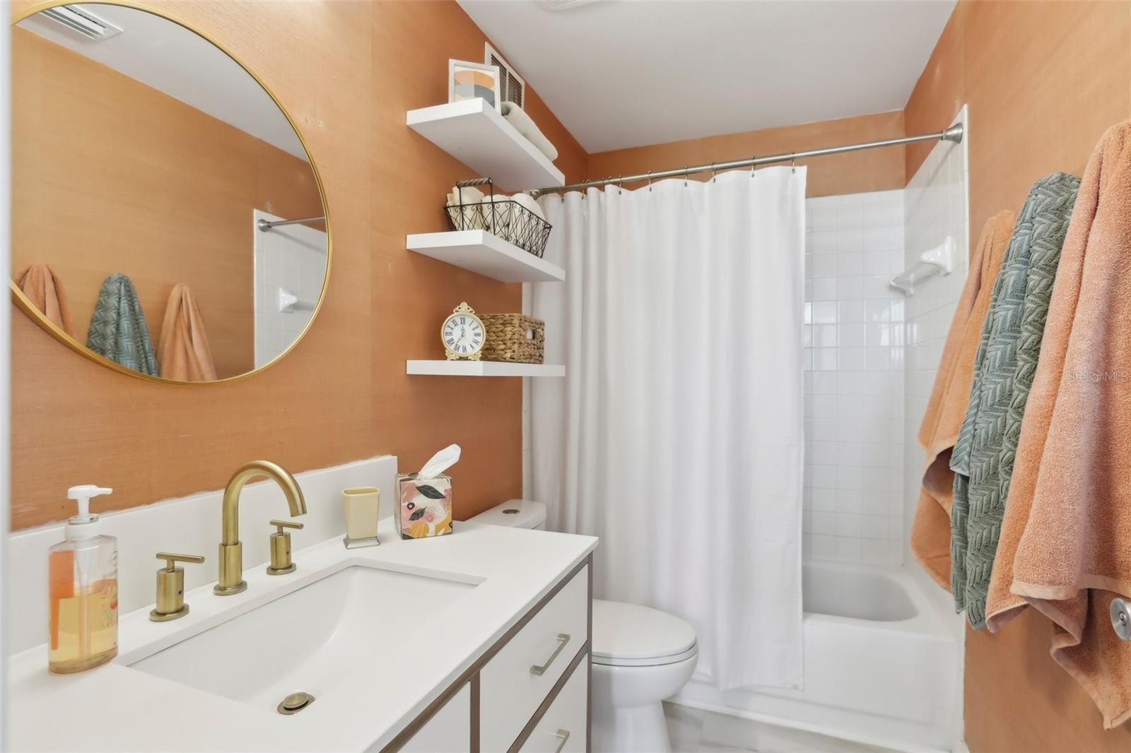 701 MIRROR LAKE DR N #100, ST PETERSBURG, FL, 33701