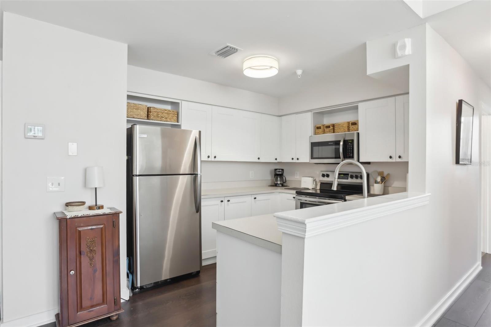 701 MIRROR LAKE DR N #100, ST PETERSBURG, FL, 33701