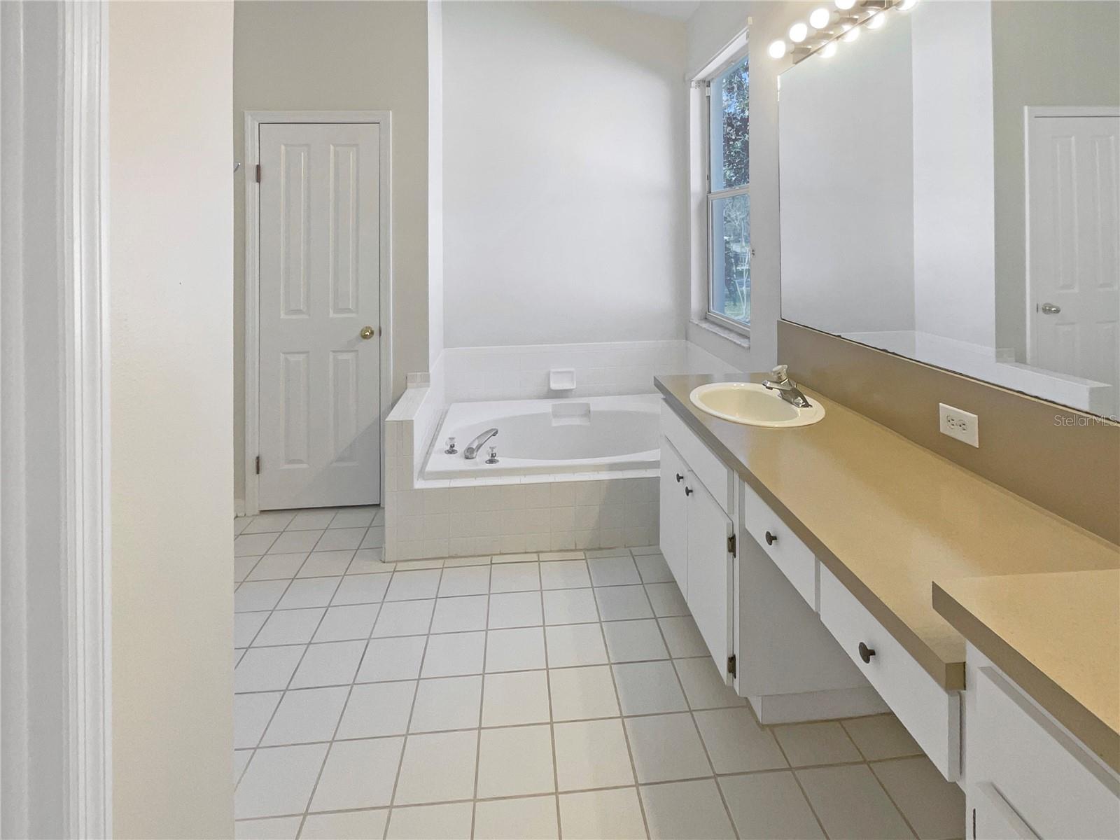 11823 DERBYSHIRE DR, TAMPA, FL, 33626