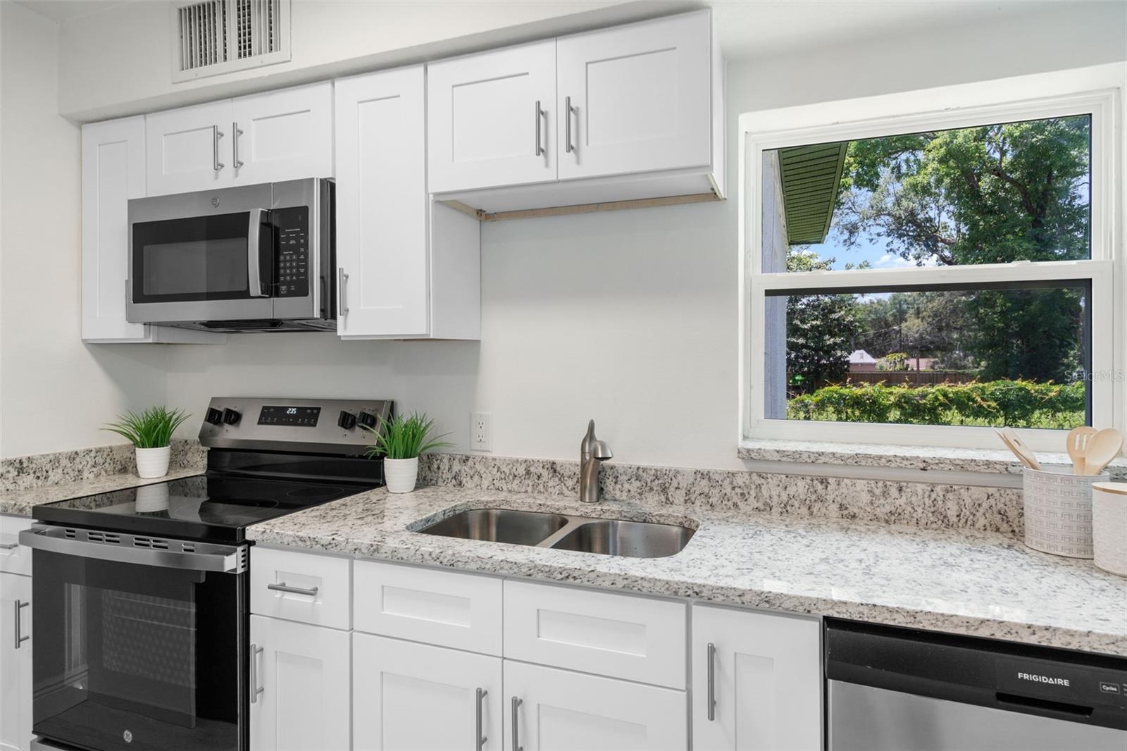 239 S LAKE CORTEZ DR, APOPKA, FL, 32703