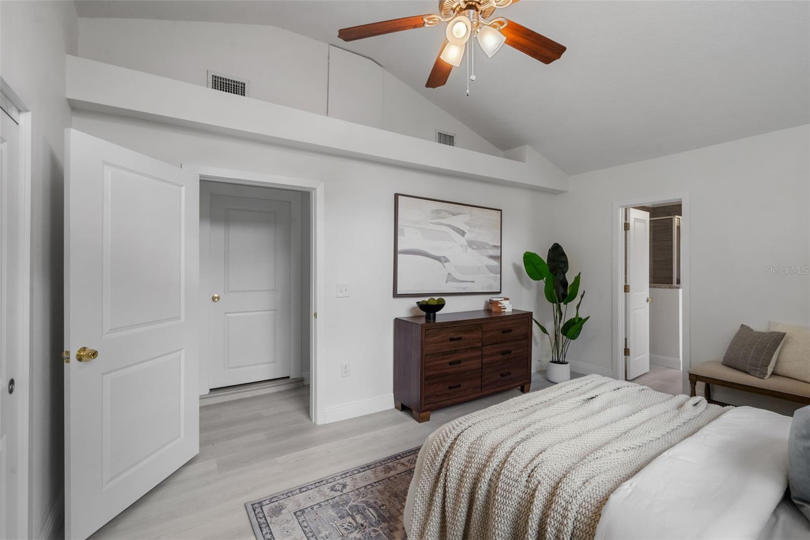 239 S LAKE CORTEZ DR, APOPKA, FL, 32703