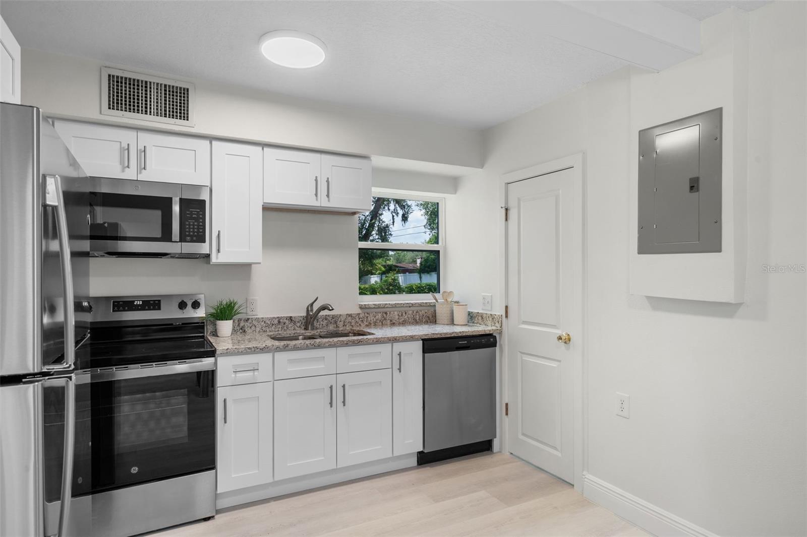 239 S LAKE CORTEZ DR, APOPKA, FL, 32703