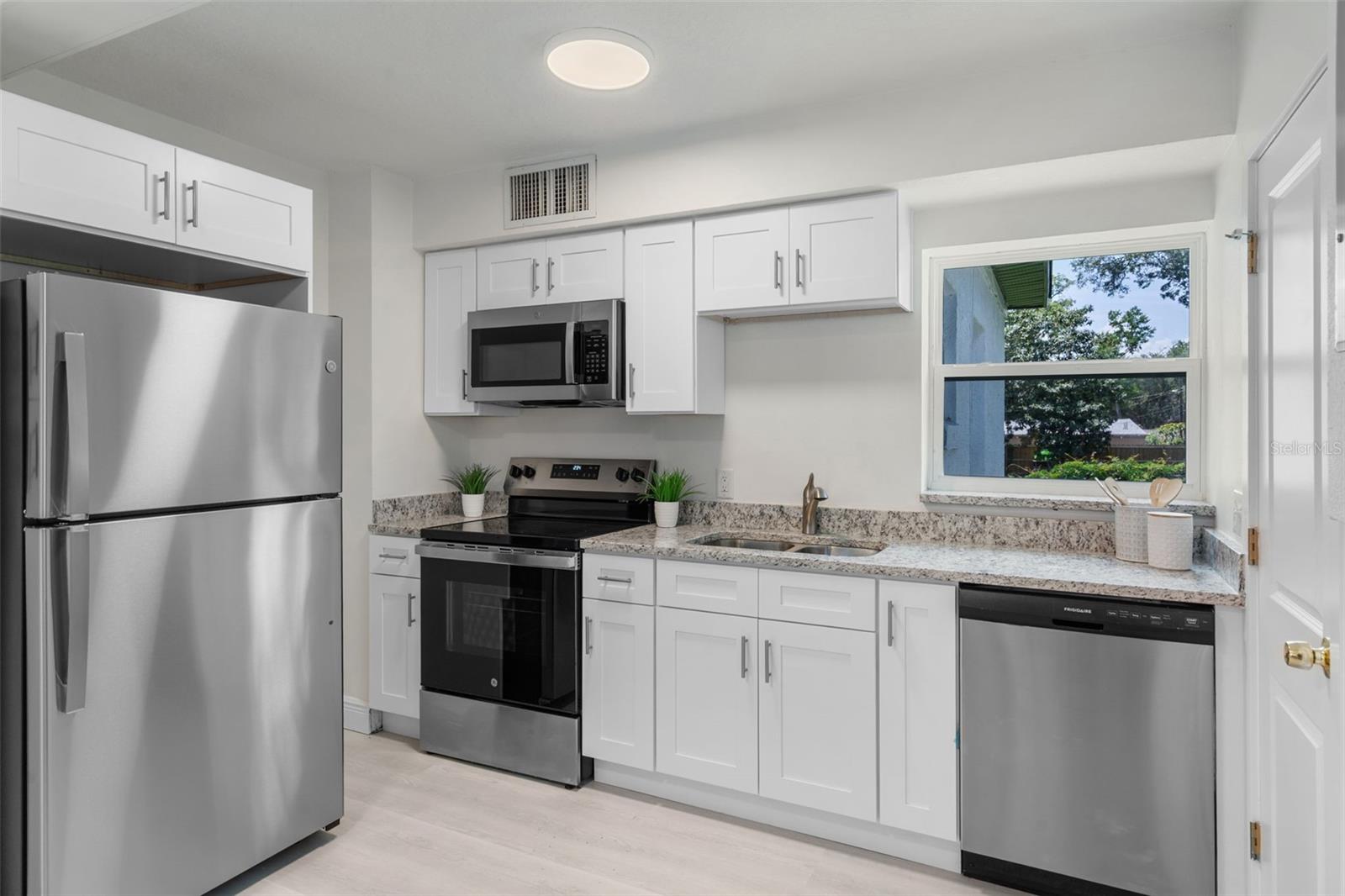 239 S LAKE CORTEZ DR, APOPKA, FL, 32703