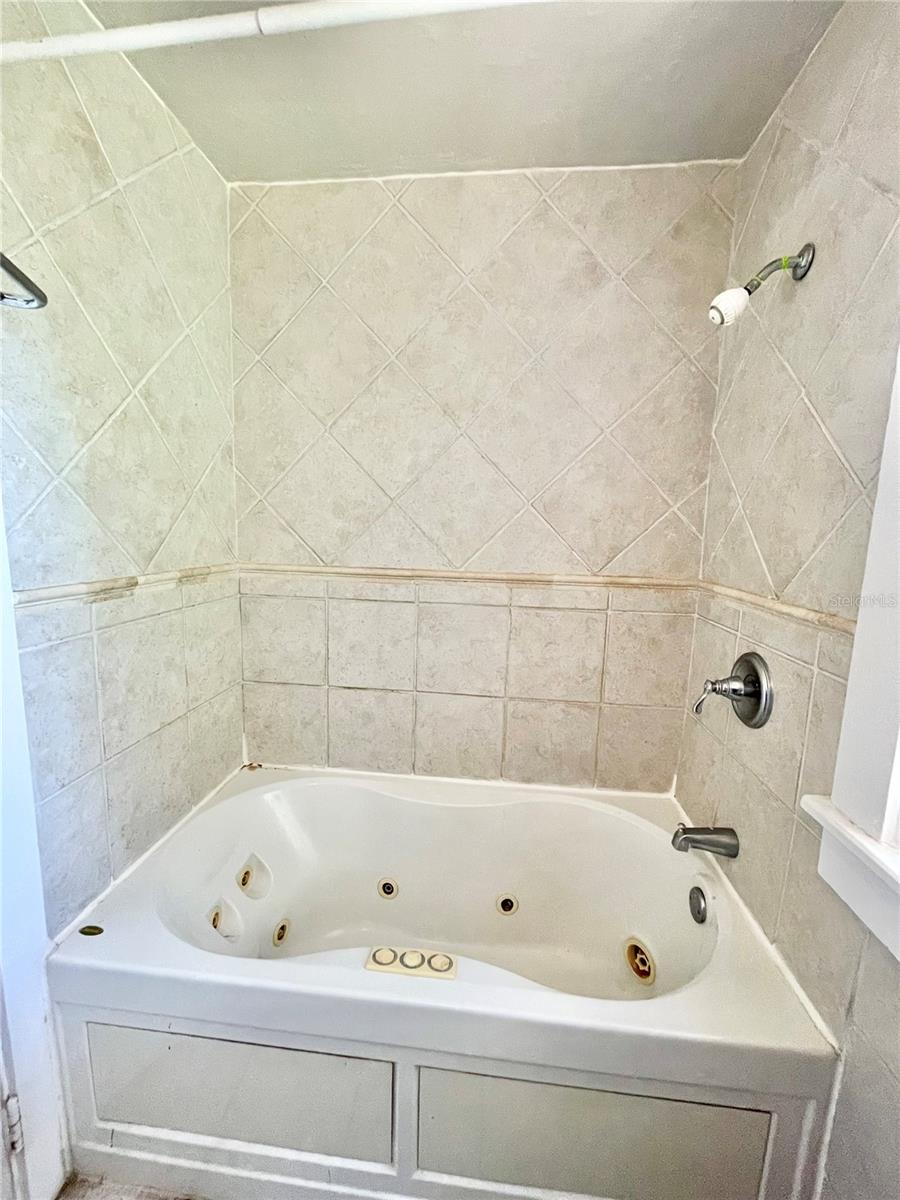 1035 NE 3RD AVE, GAINESVILLE, FL, 32601