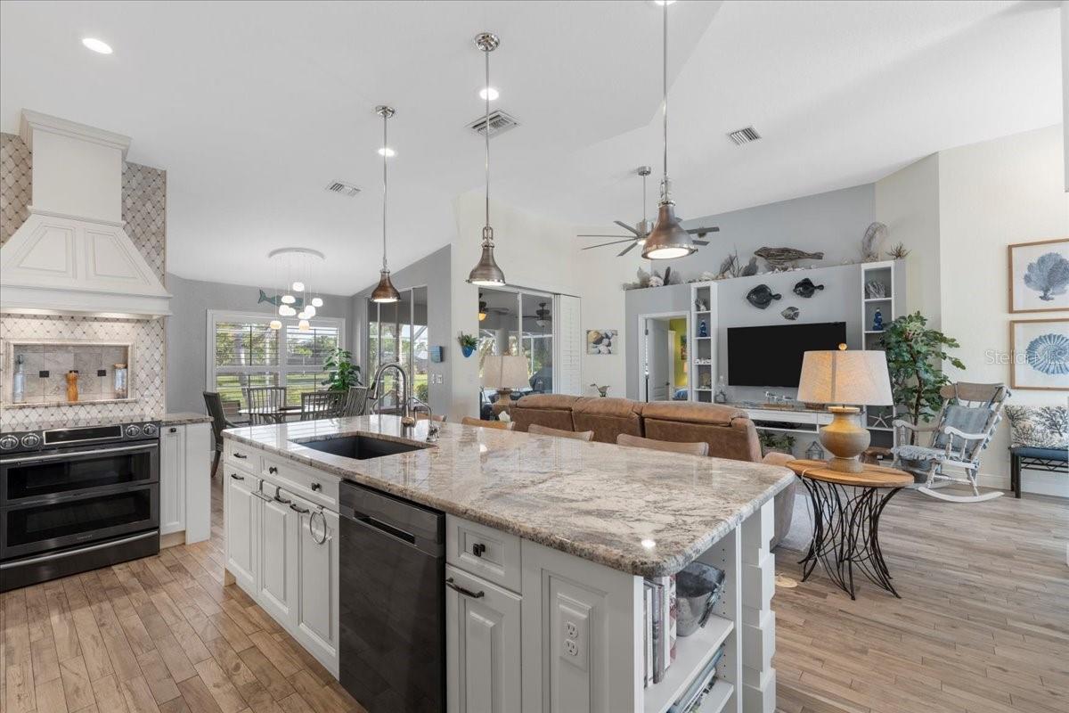 1091 ROTONDA CIR, ROTONDA WEST, FL, 33947