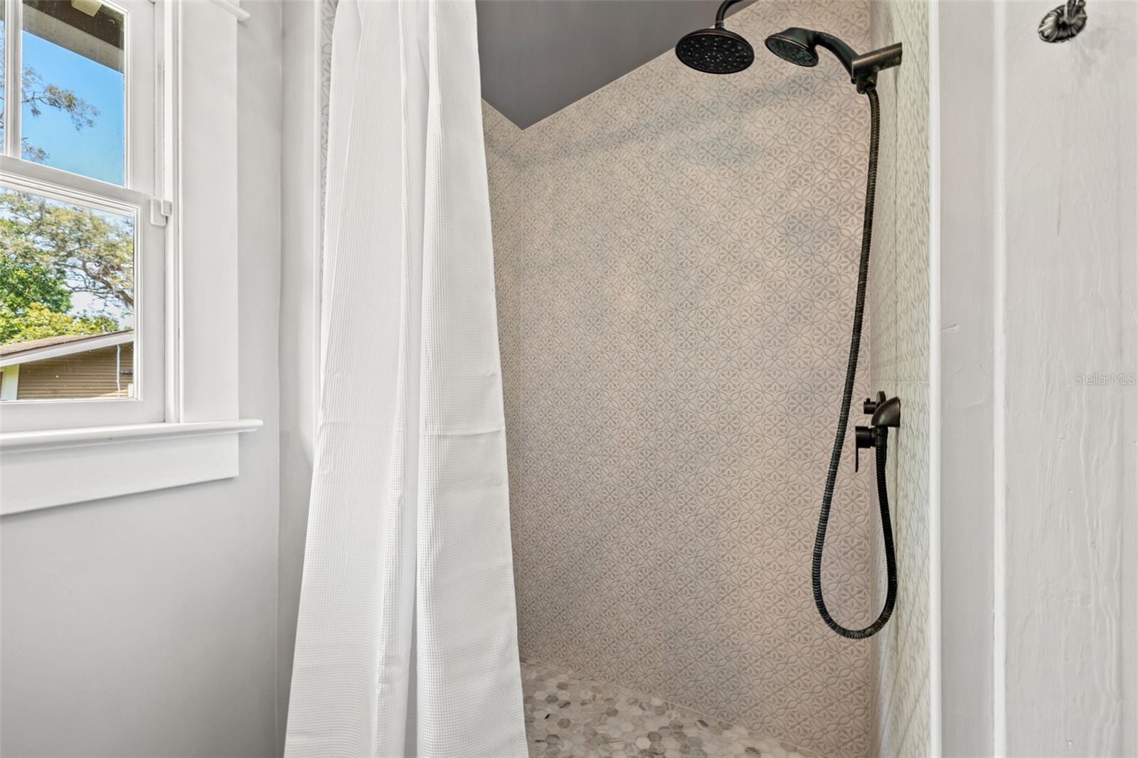 910 E SHADOWLAWN AVE, TAMPA, FL, 33603