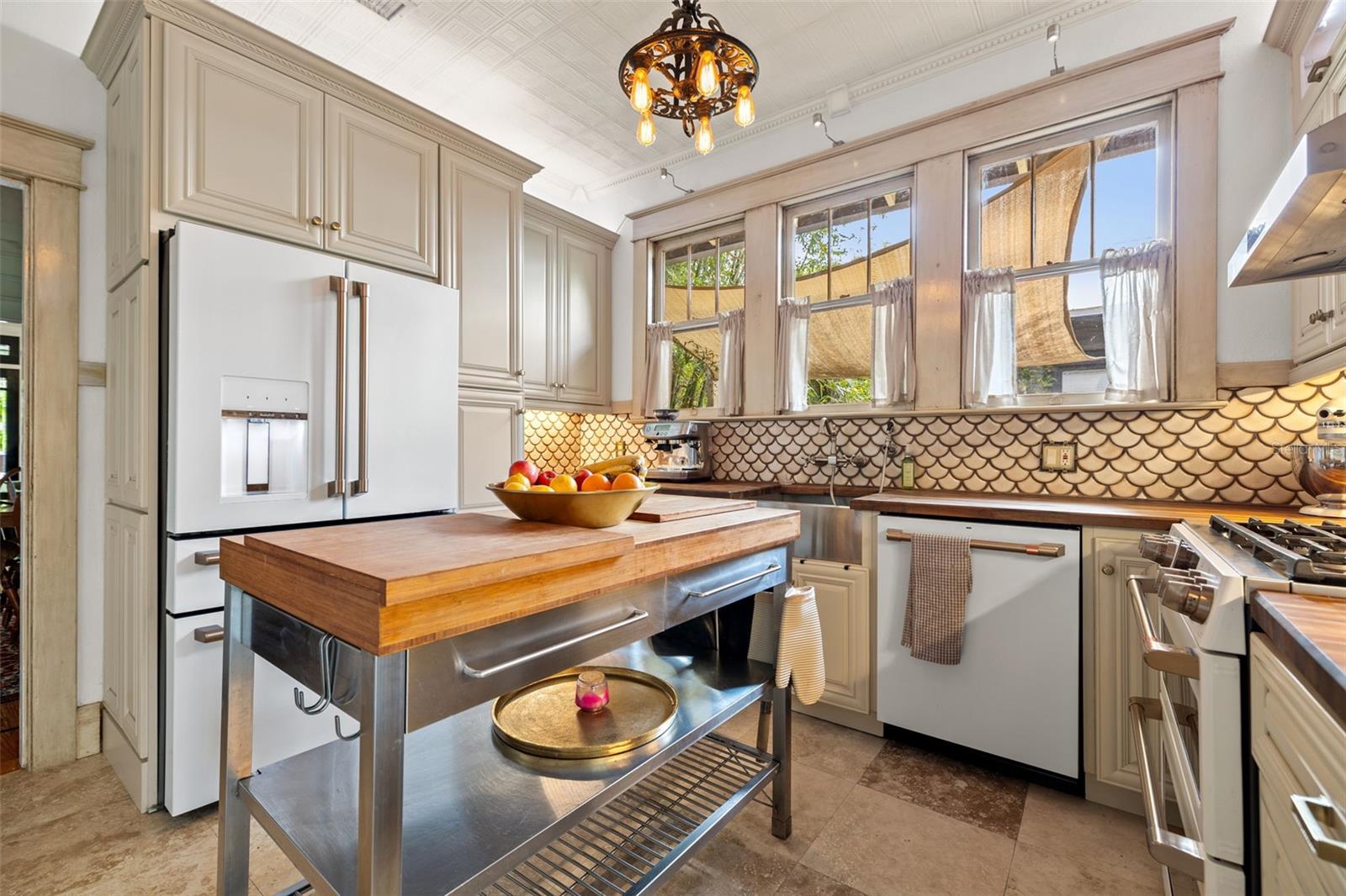 910 E SHADOWLAWN AVE, TAMPA, FL, 33603