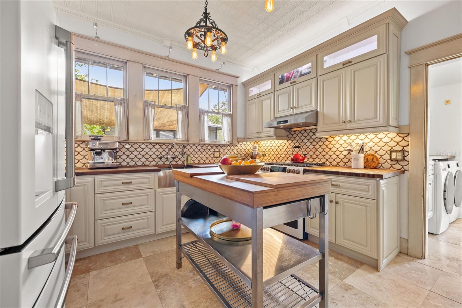 910 E SHADOWLAWN AVE, TAMPA, FL, 33603