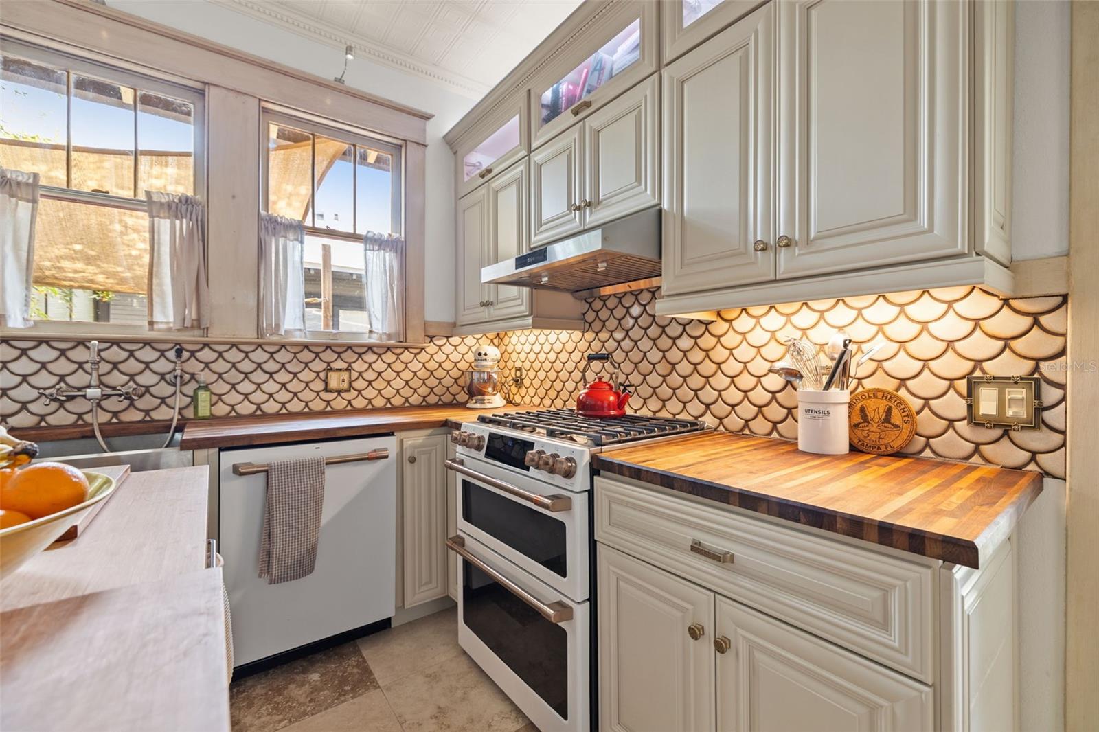 910 E SHADOWLAWN AVE, TAMPA, FL, 33603