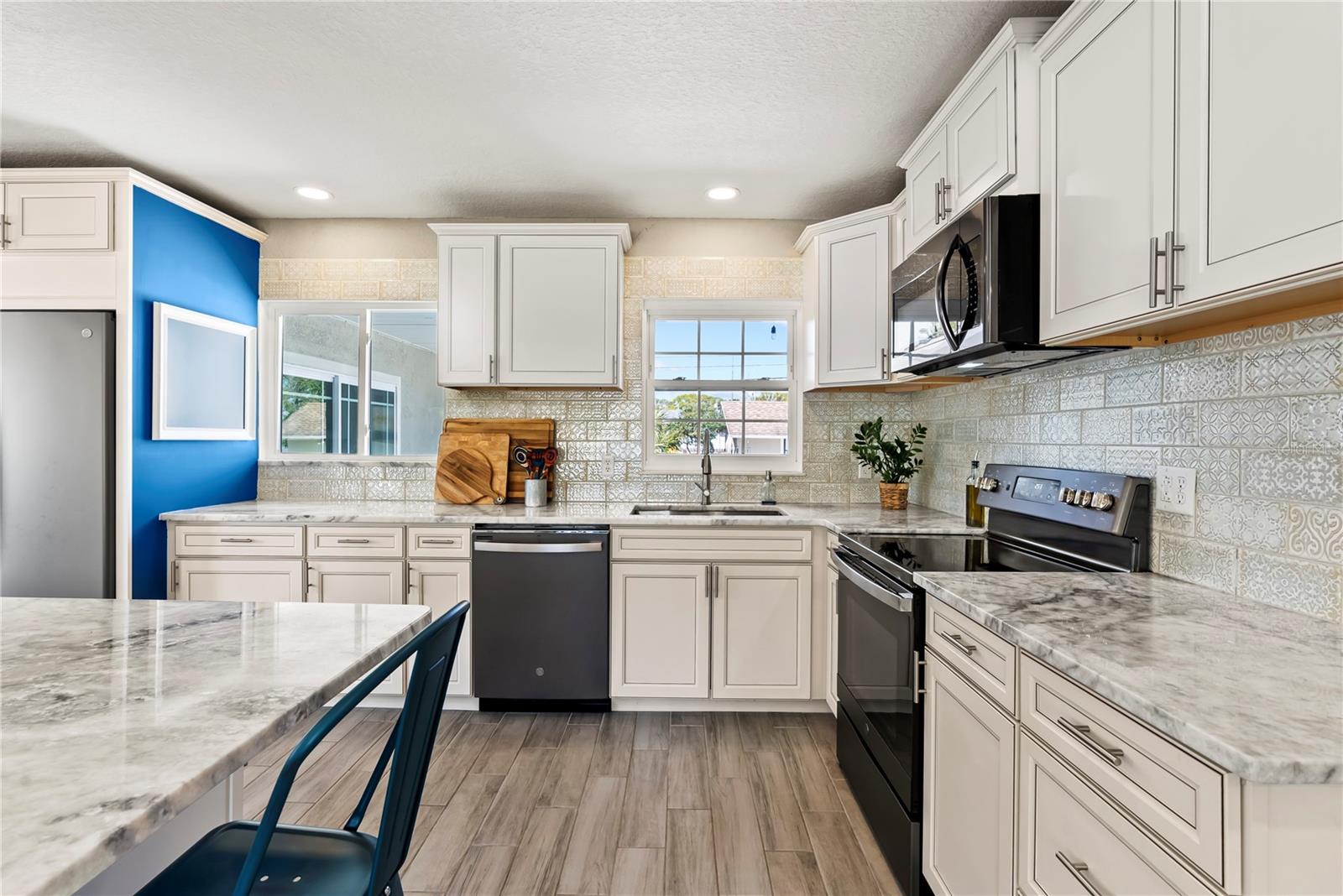 715 39TH AVE NE, ST PETERSBURG, FL, 33703