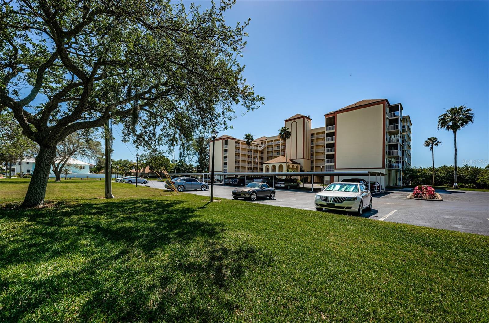 9000 COMMODORE DR #402, SEMINOLE, FL, 33776