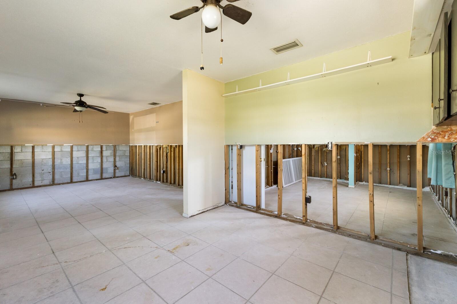 203 PEACOCK LN #B, HOLMES BEACH, FL, 34217