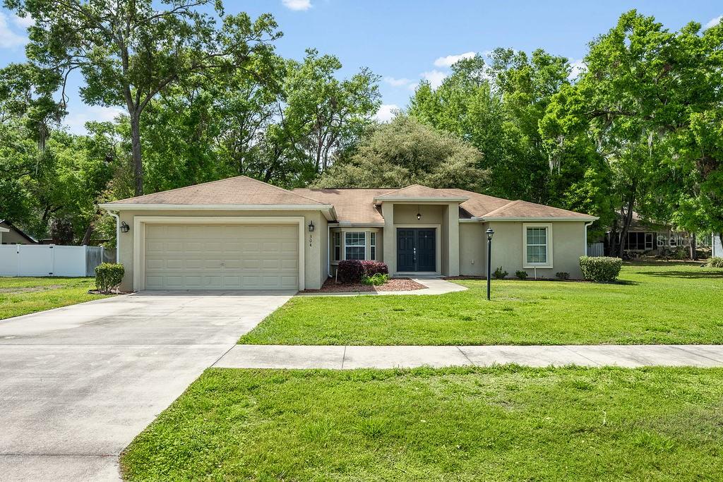 304 WOODS LANDING DR, LADY LAKE, FL, 32159