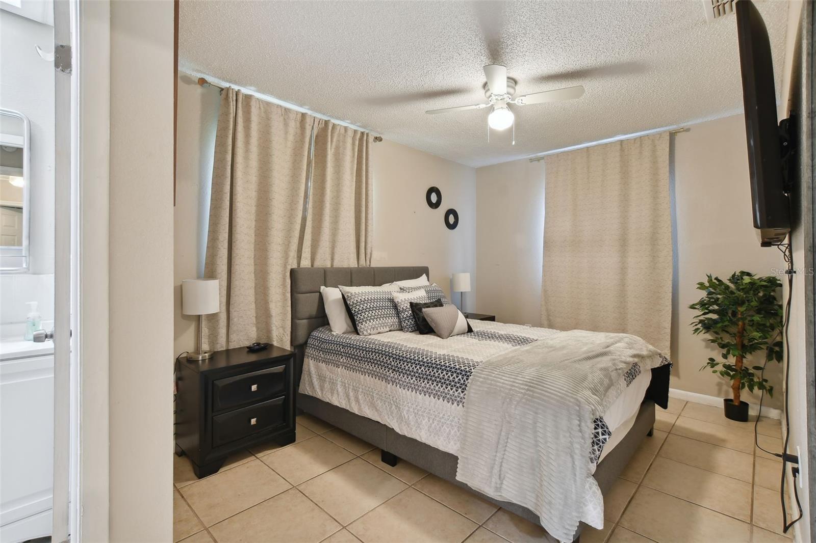 4818 HOLIDAY DR, TAMPA, FL, 33615