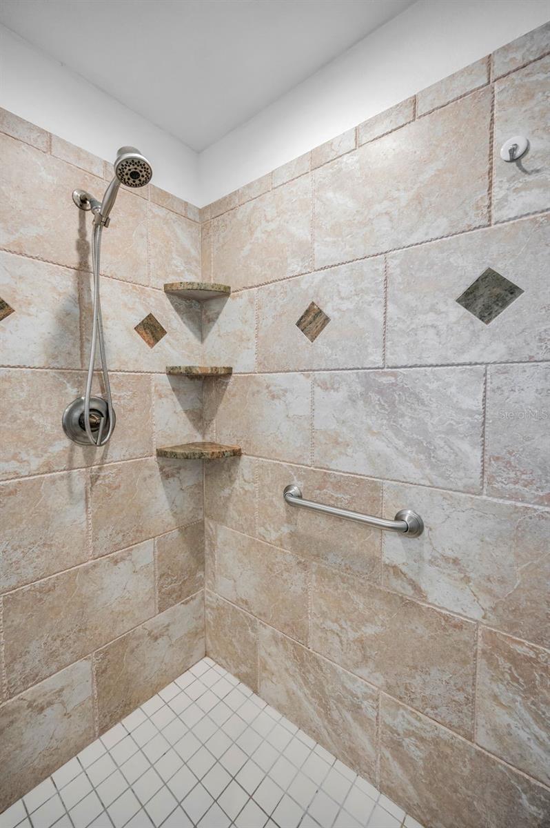 610 SHORE DR E, OLDSMAR, FL, 34677