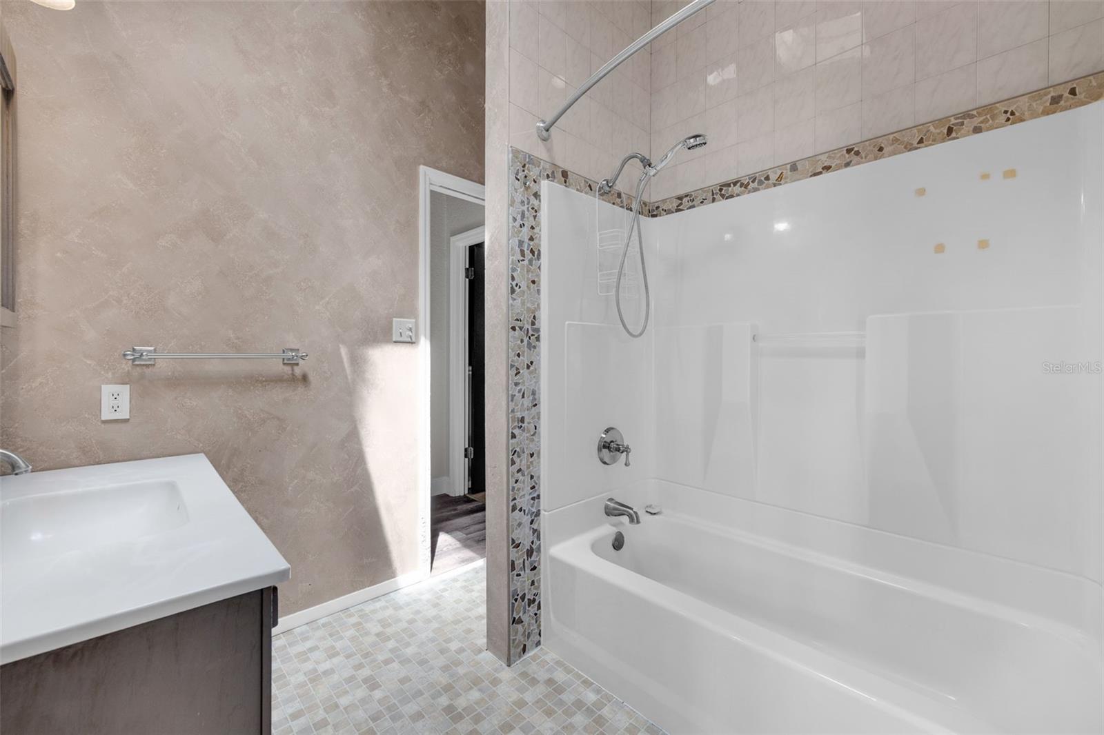 13437 MCINTOSH RD, THONOTOSASSA, FL, 33592