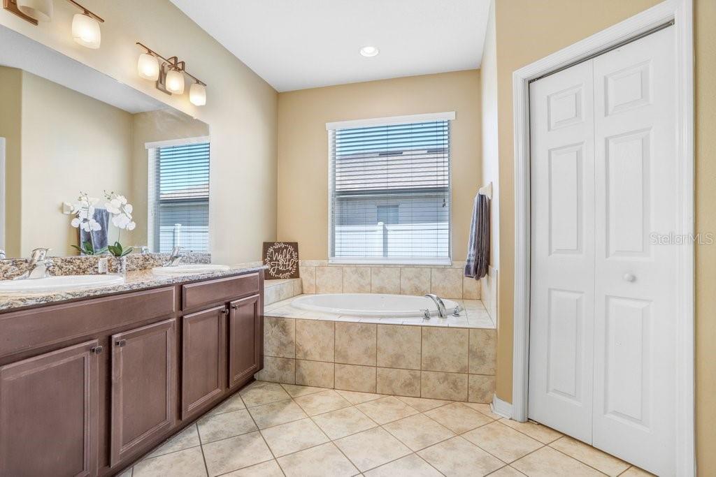 11137 WEMBLEY LANDING DR, LITHIA, FL, 33547