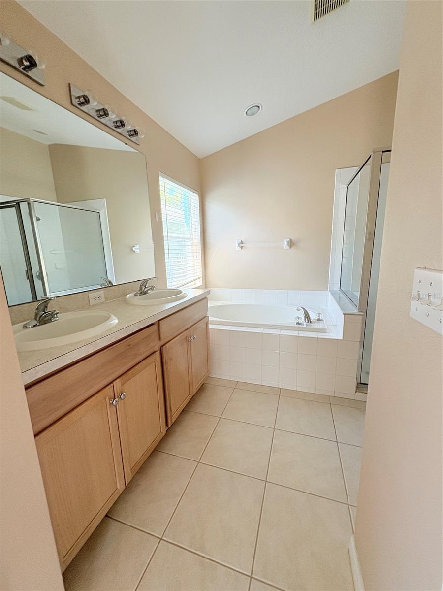 8523 CANTERBURY LAKE BLVD, TAMPA, FL, 33619