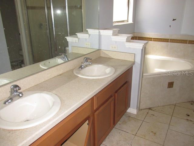 563 LAKE DAVENPORT CIR, DAVENPORT, FL, 33837