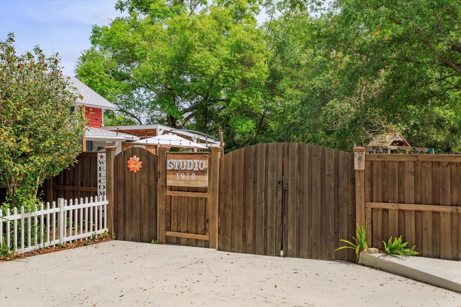 1010 N CLAYTON ST, MOUNT DORA, FL, 32757