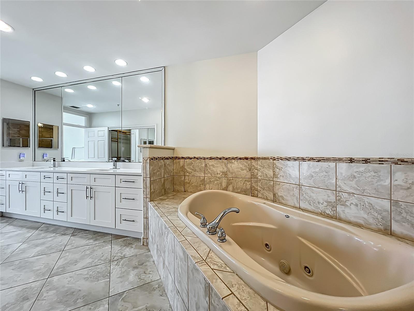 8743 S THE ESPLANADE #18, ORLANDO, FL, 32836