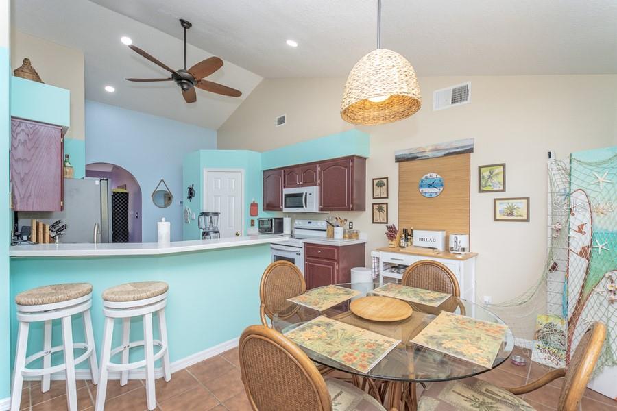 202 N PALM AVE, HOWEY IN THE HILLS, FL, 34737