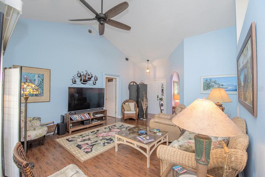 202 N PALM AVE, HOWEY IN THE HILLS, FL, 34737