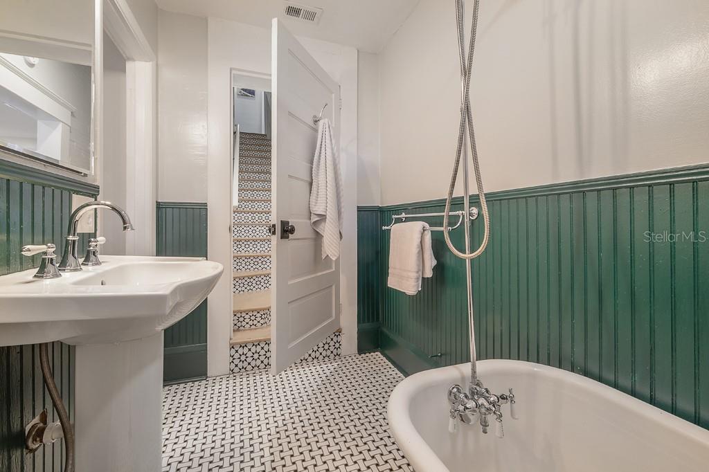 806 E NEW ORLEANS AVE, TAMPA, FL, 33603