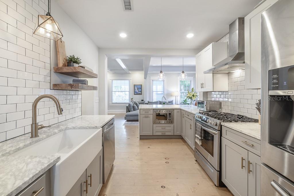 806 E NEW ORLEANS AVE, TAMPA, FL, 33603