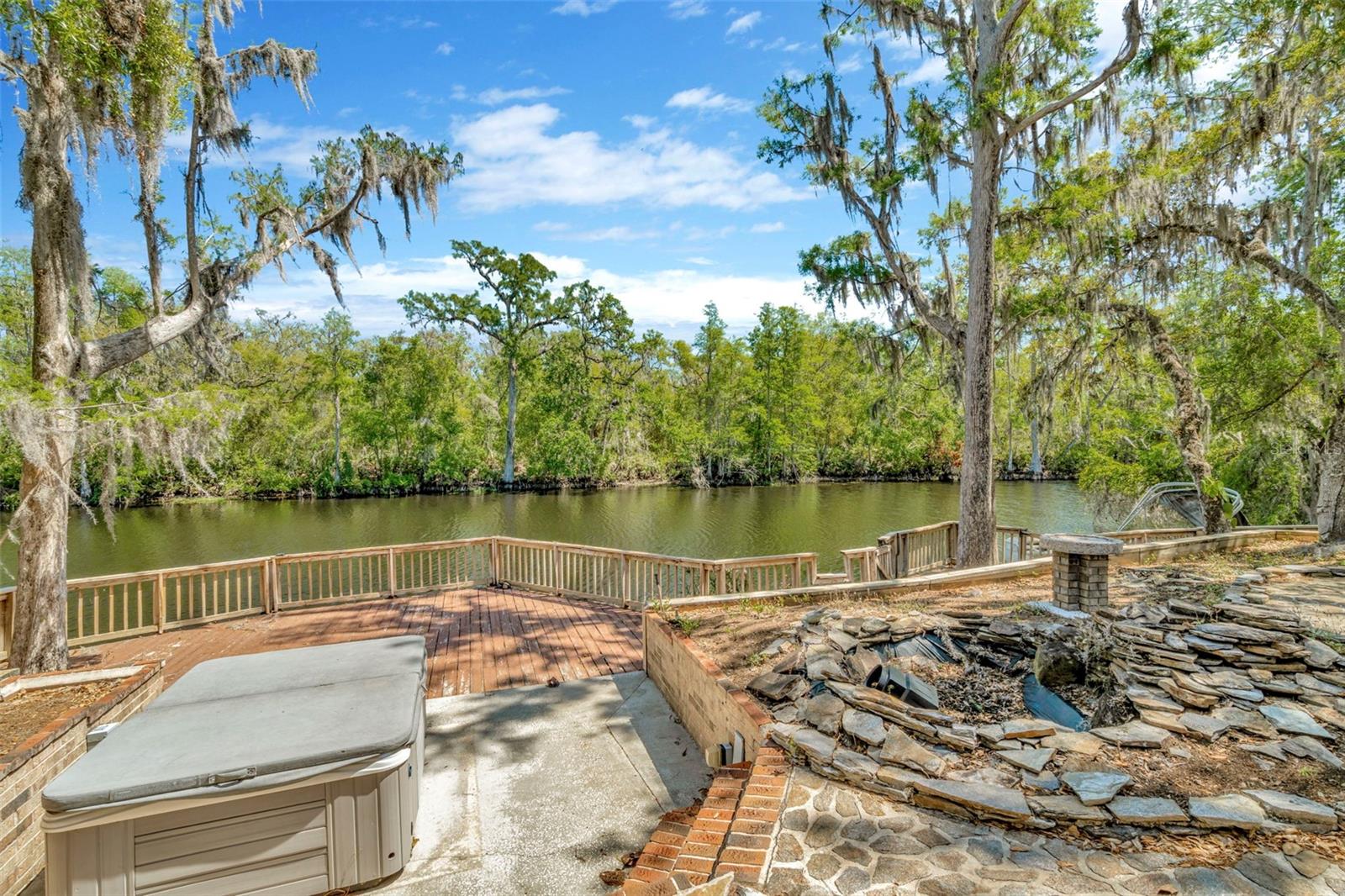 1401 N RIVERHILLS DR, TEMPLE TERRACE, FL, 33617