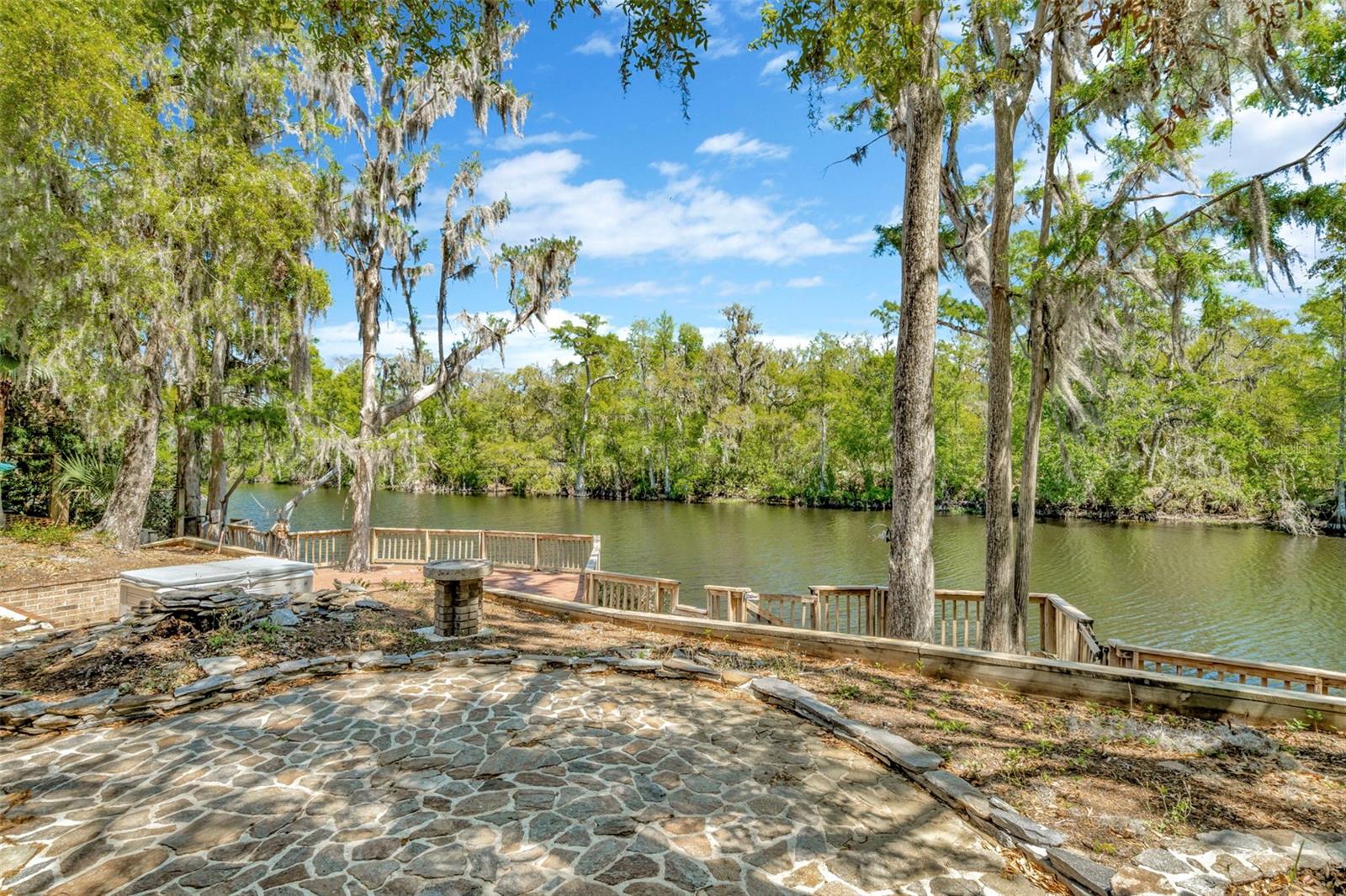 1401 N RIVERHILLS DR, TEMPLE TERRACE, FL, 33617