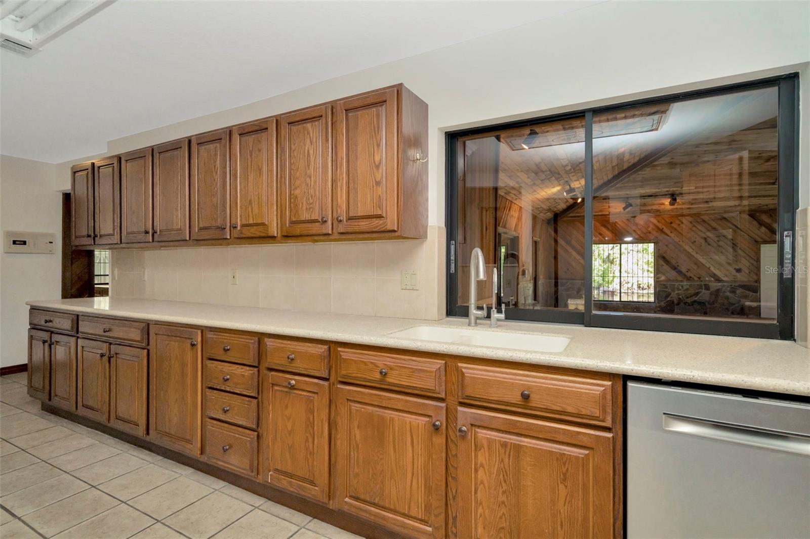 1401 N RIVERHILLS DR, TEMPLE TERRACE, FL, 33617