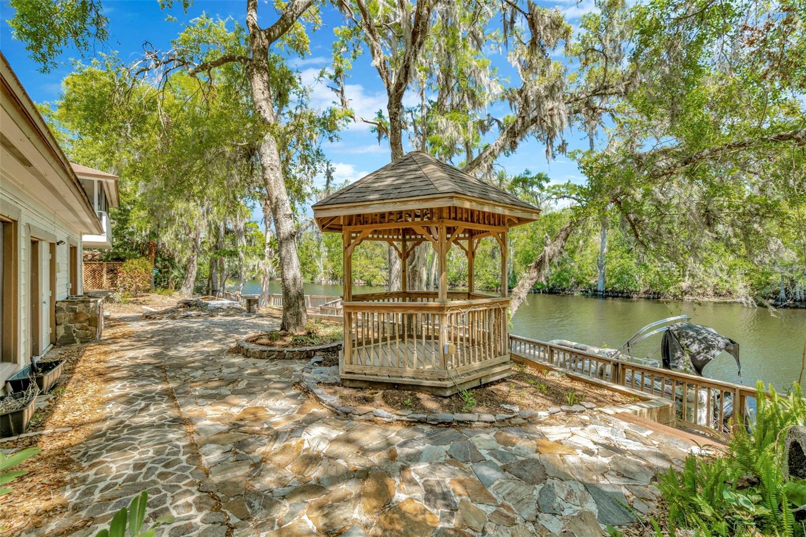1401 N RIVERHILLS DR, TEMPLE TERRACE, FL, 33617