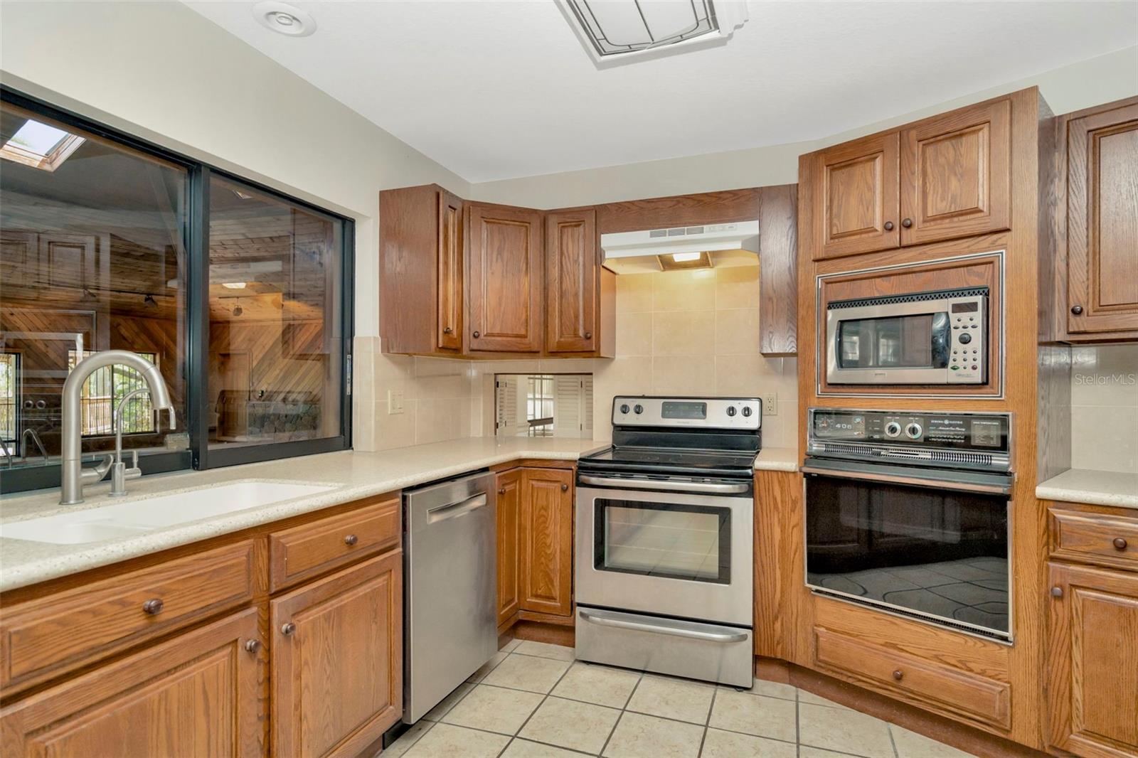 1401 N RIVERHILLS DR, TEMPLE TERRACE, FL, 33617