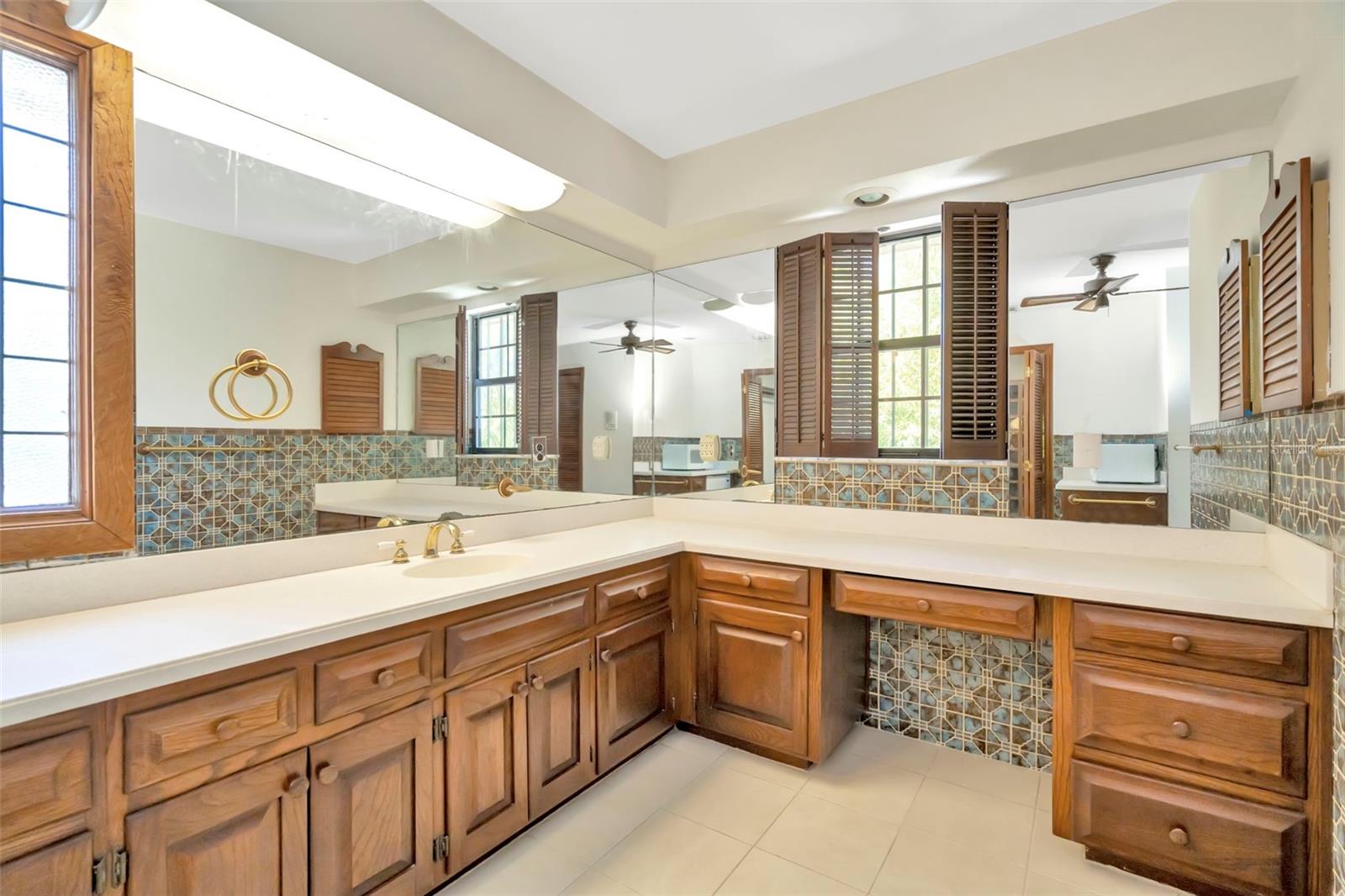 1401 N RIVERHILLS DR, TEMPLE TERRACE, FL, 33617
