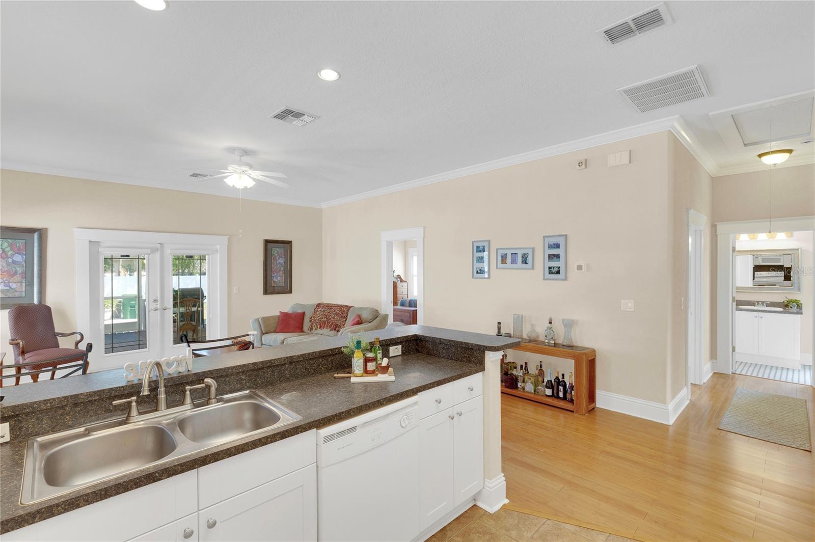 7701 N DARTMOUTH AVE, TAMPA, FL, 33604