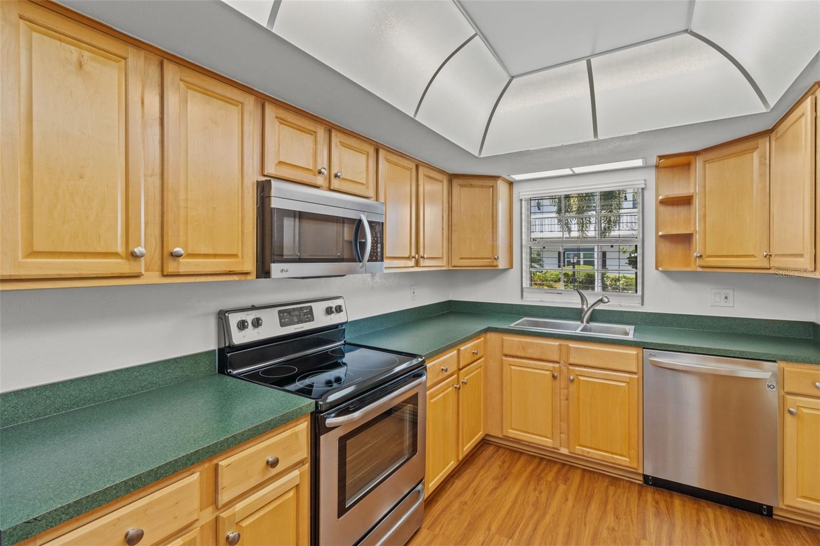 131 BLUFF VIEW DR #101, BELLEAIR BLUFFS, FL, 33770