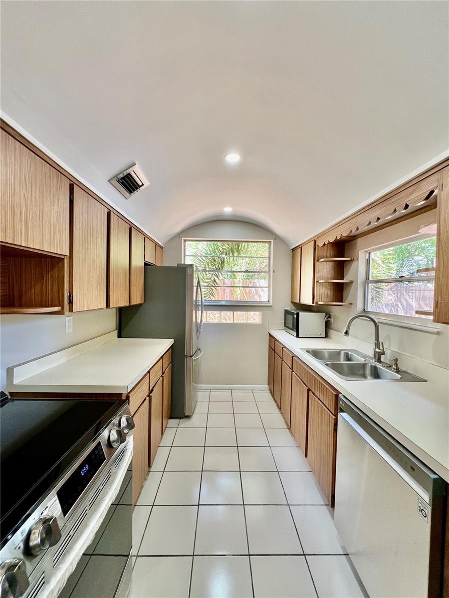 1208 E HANNA AVE, TAMPA, FL, 33604