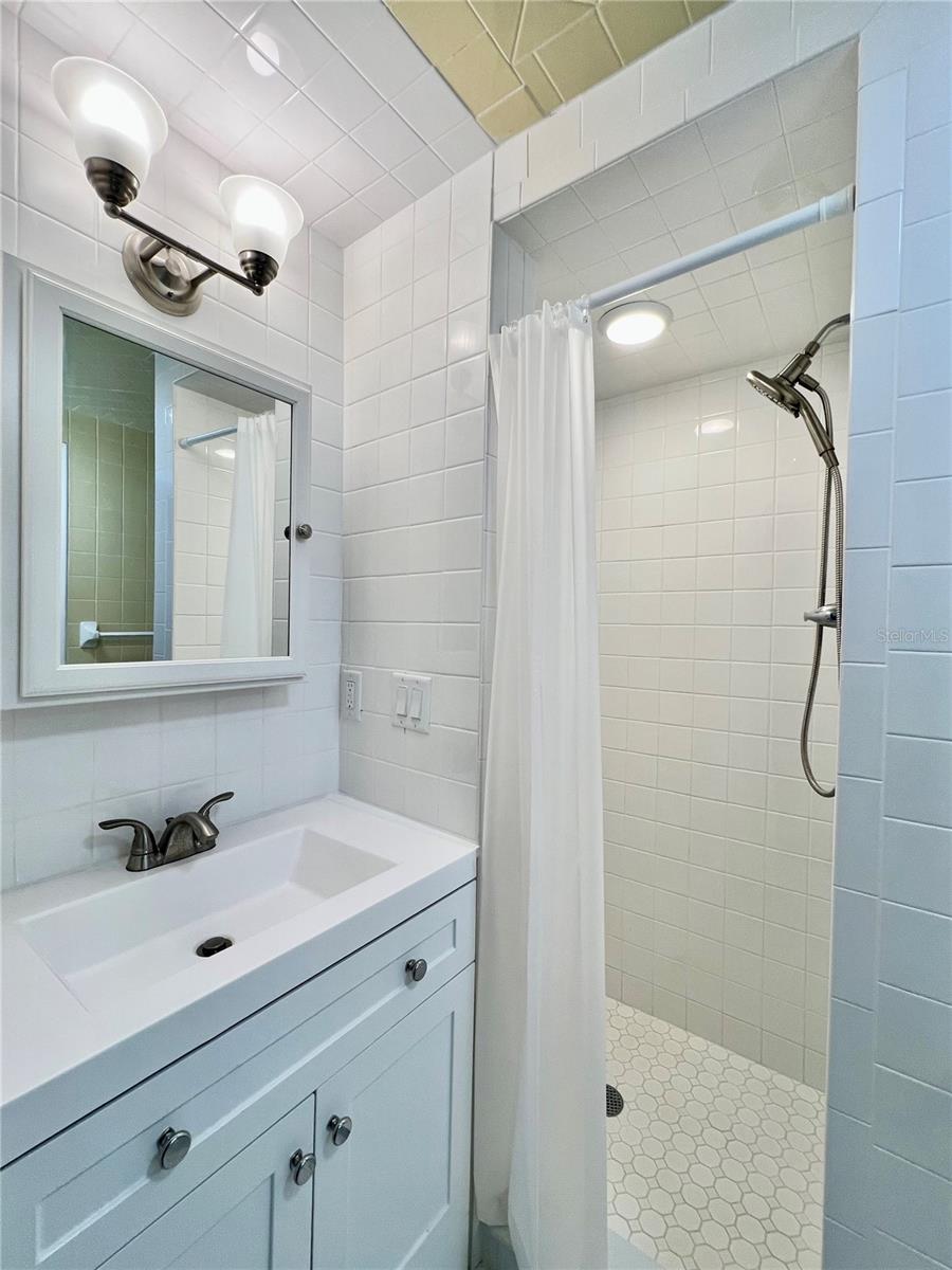 1208 E HANNA AVE, TAMPA, FL, 33604