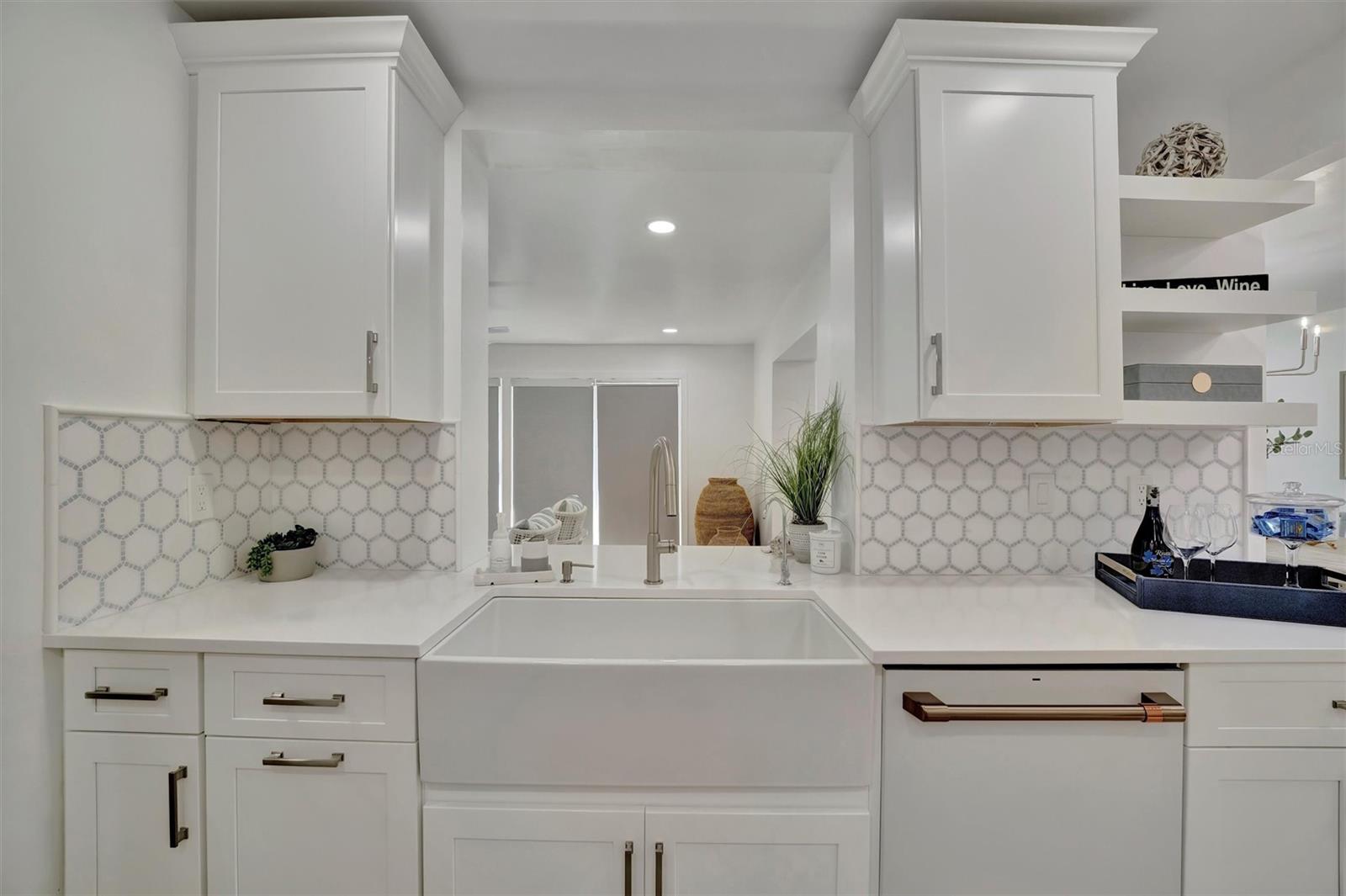 8419 SYLVAN WOODS DR, SARASOTA, FL, 34243