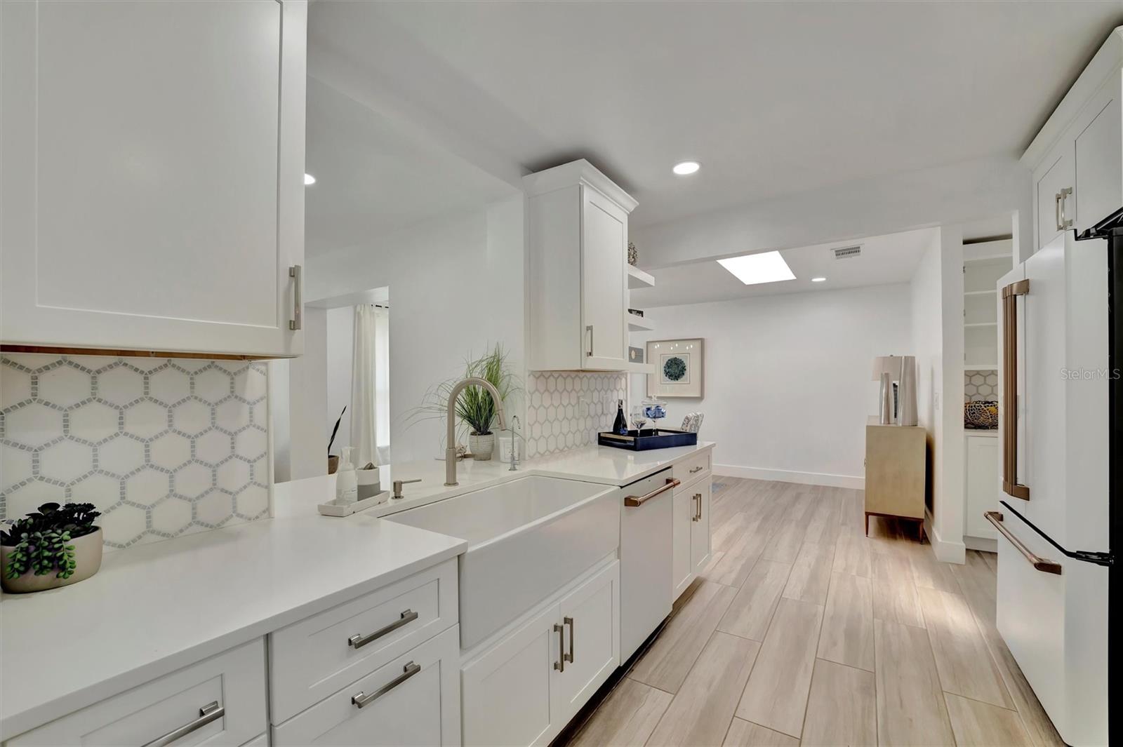 8419 SYLVAN WOODS DR, SARASOTA, FL, 34243