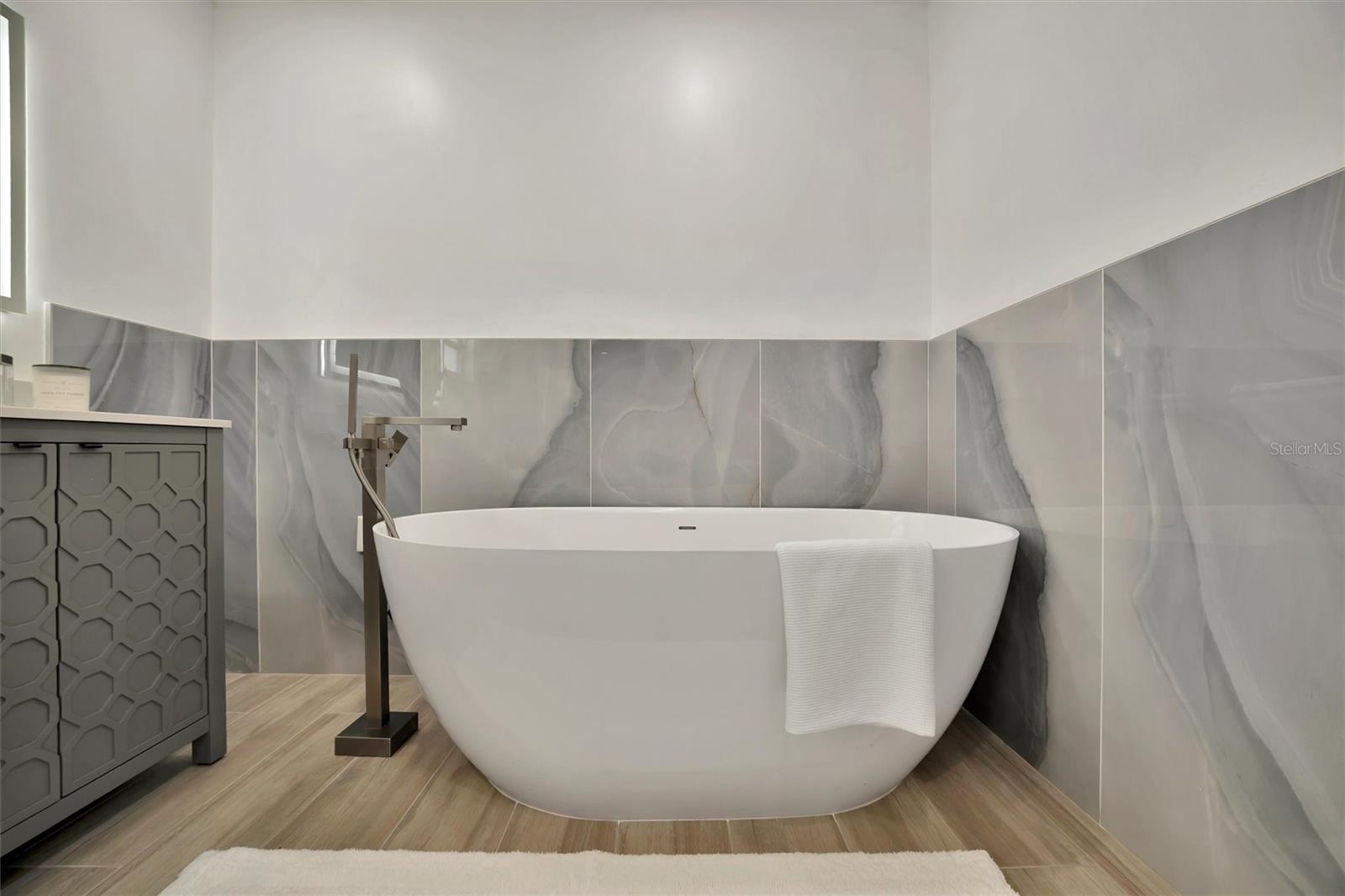 8419 SYLVAN WOODS DR, SARASOTA, FL, 34243