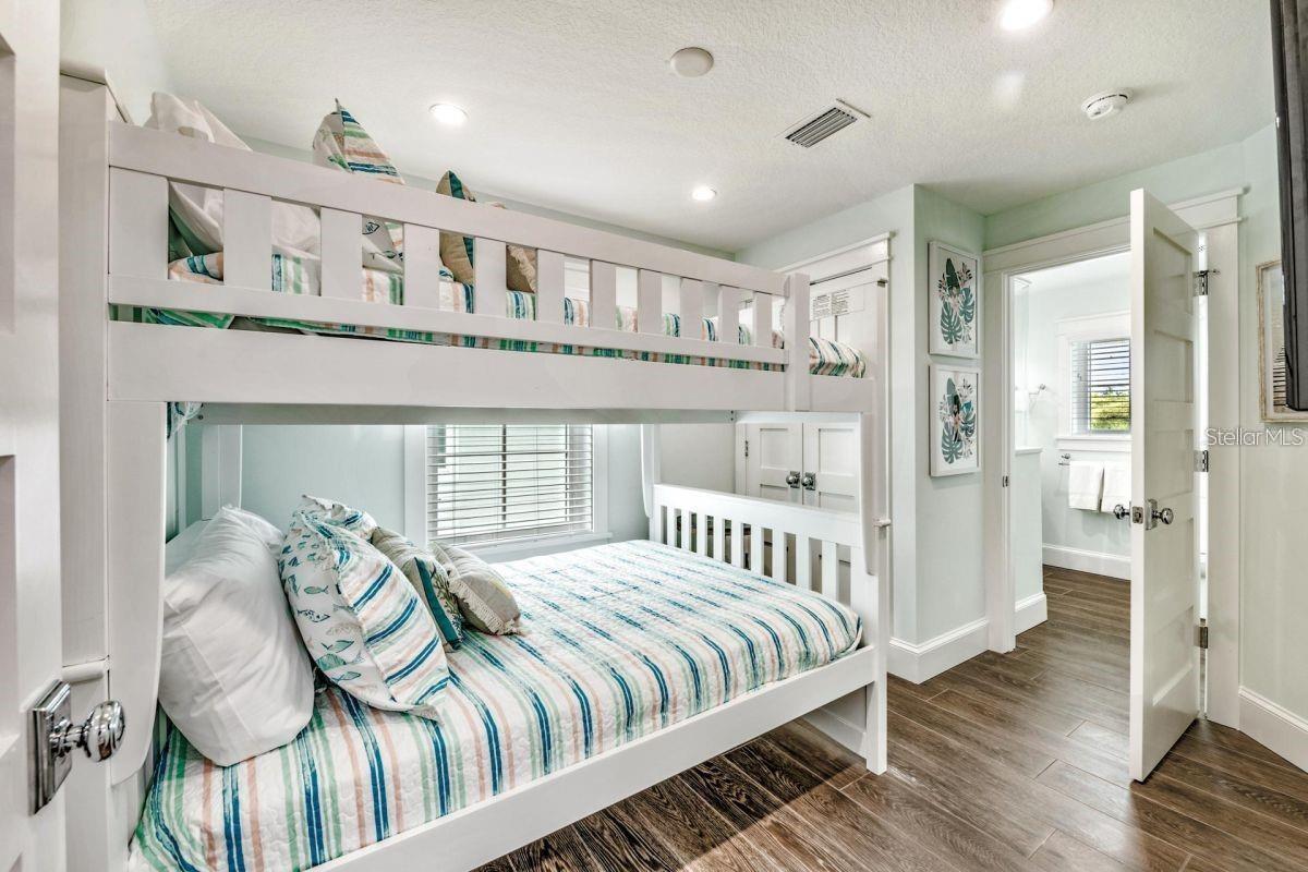 336 AVENIDA DE MAYO, SARASOTA, FL, 34242