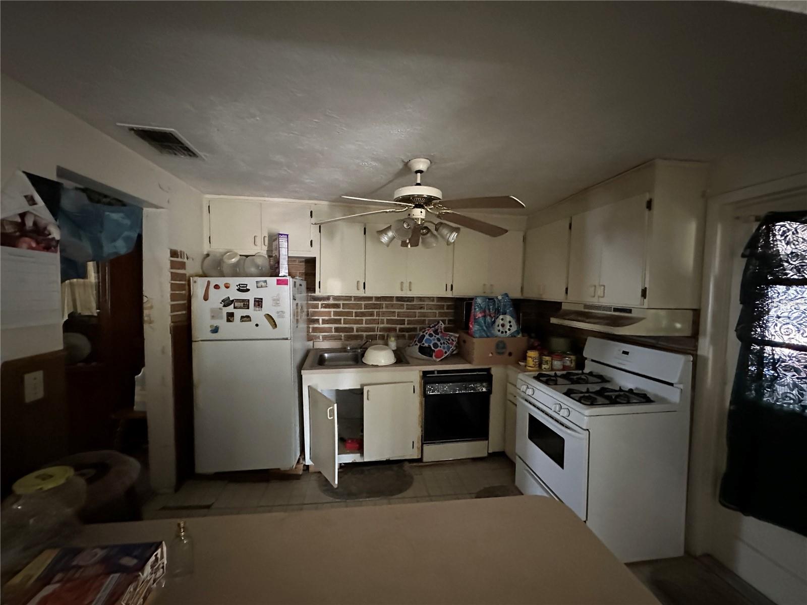 609 S. DISSTON AVE AVE, TARPON SPRINGS, FL, 34689