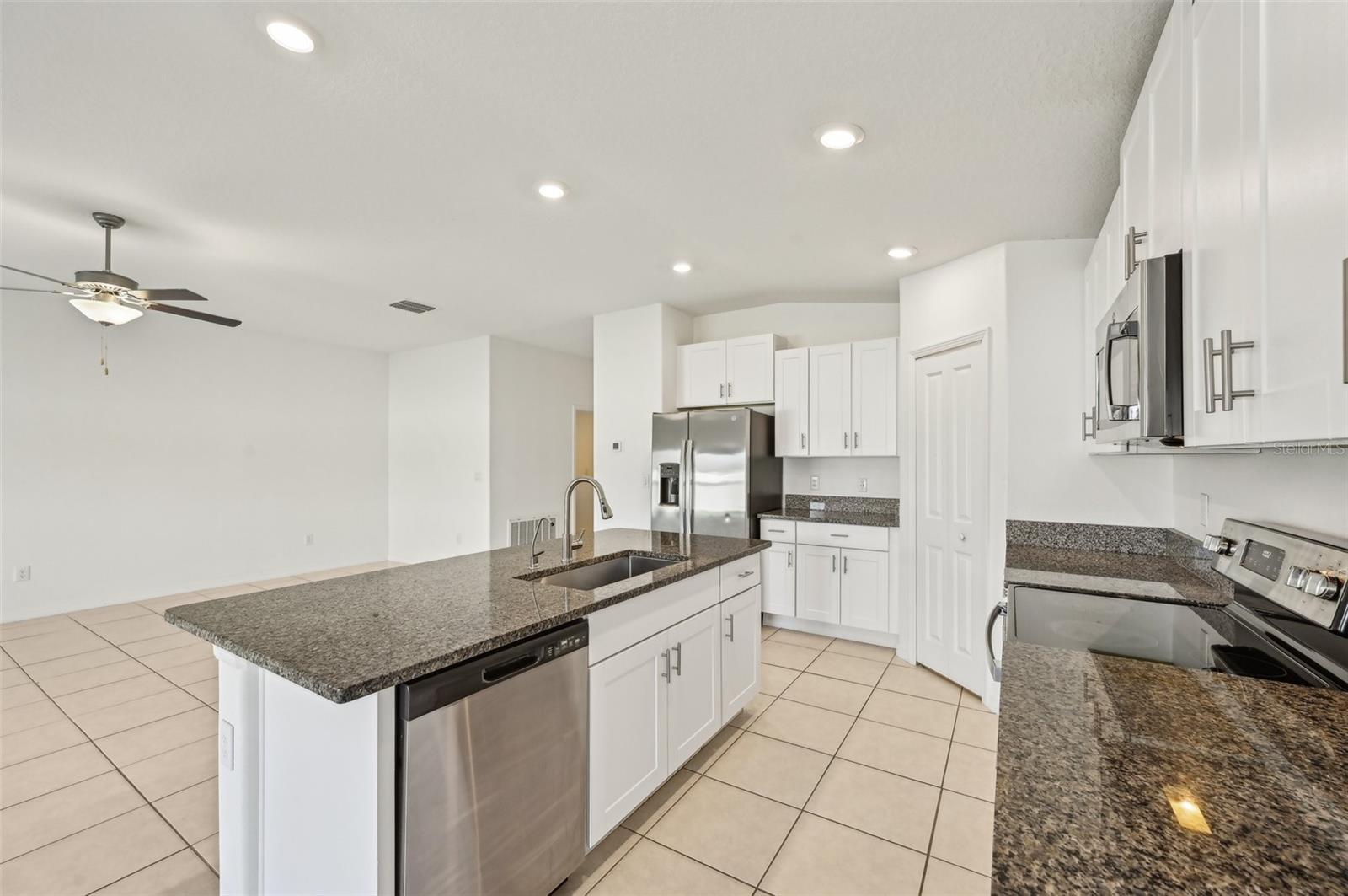 15709 HUNTER SPRINGS PL, SUN CITY CENTER, FL, 33573