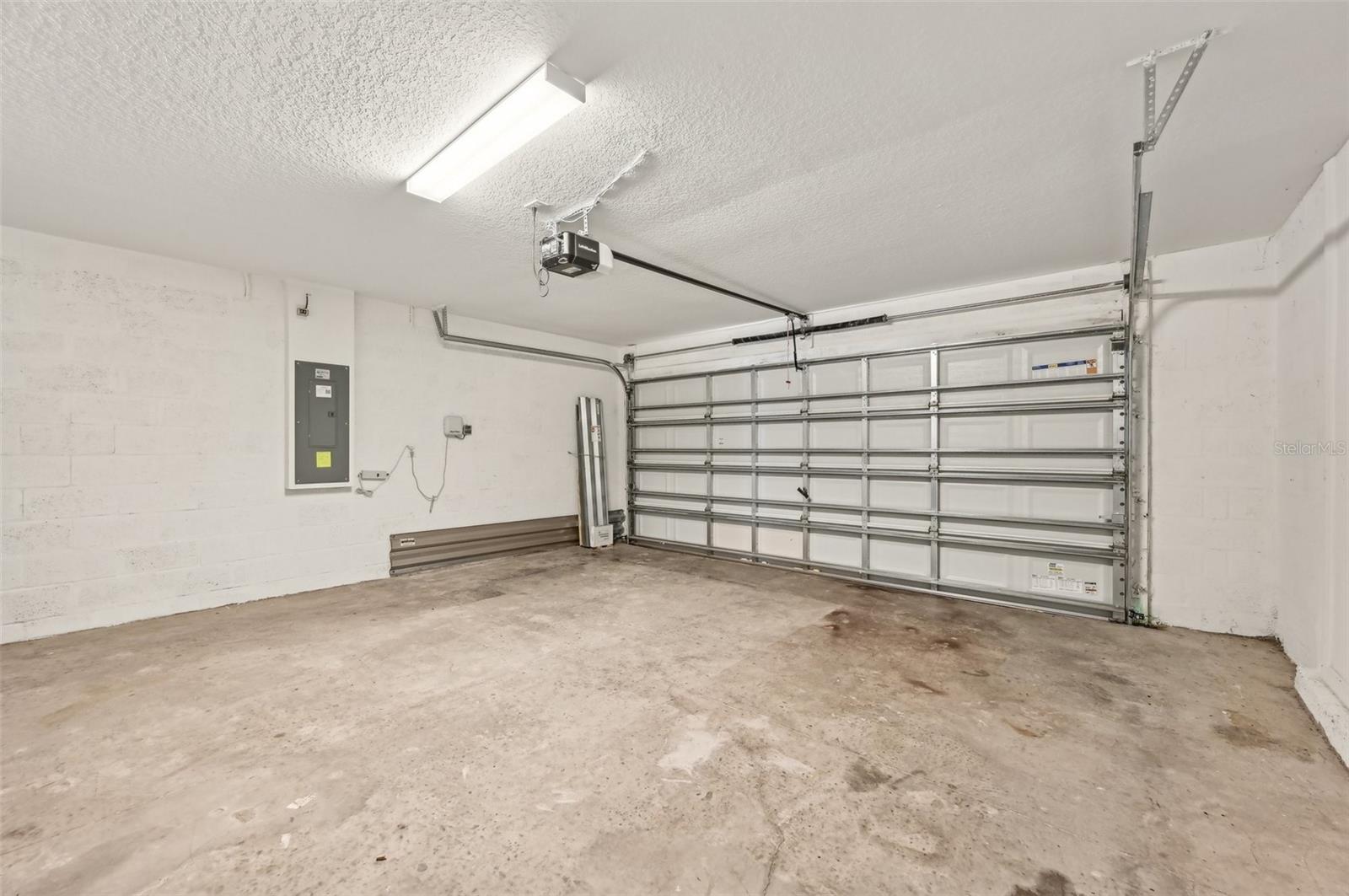 15709 HUNTER SPRINGS PL, SUN CITY CENTER, FL, 33573
