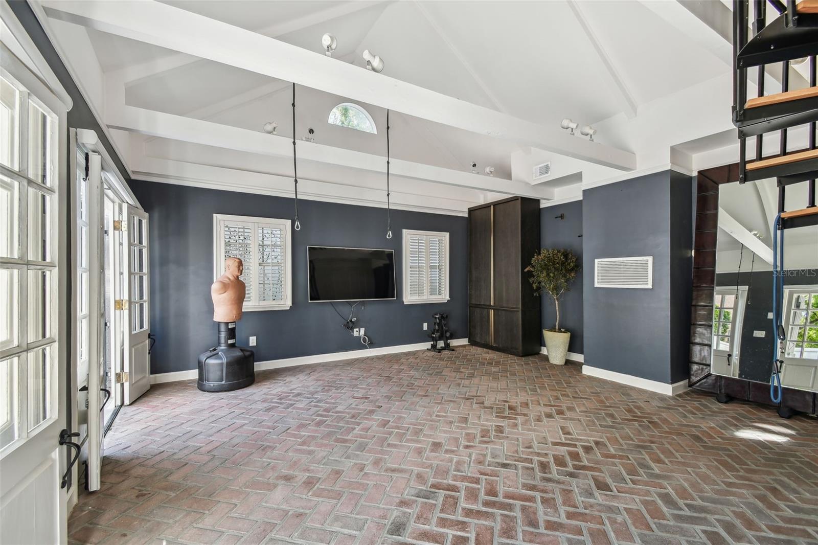 TB8367637 Property Photo