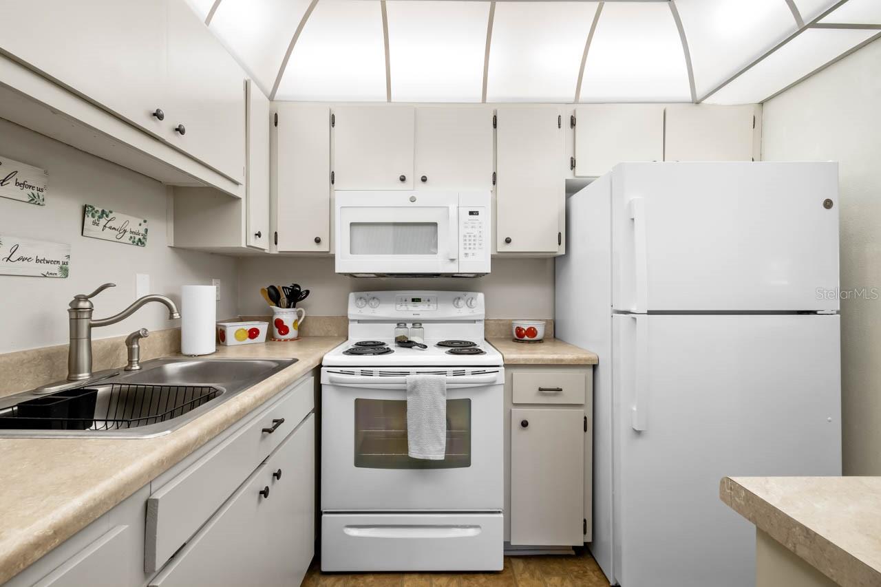 1901 CANTERBURY LN #14, SUN CITY CENTER, FL, 33573