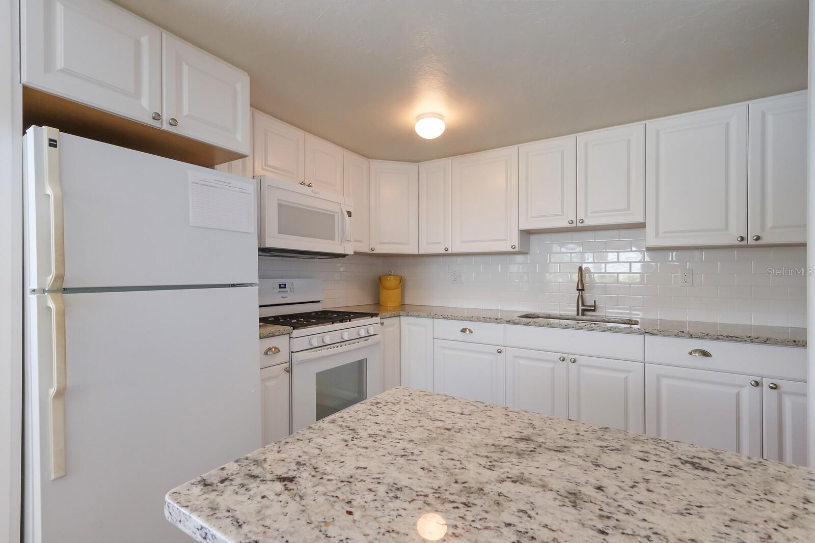5300 GULF DR #204, HOLMES BEACH, FL, 34217