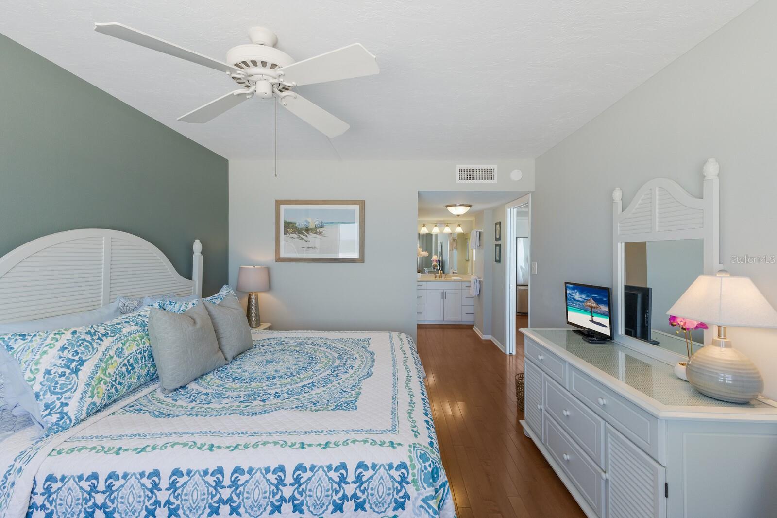5300 GULF DR #204, HOLMES BEACH, FL, 34217